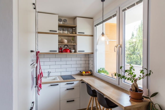 davanzale che si trasforma in un tavolo in cucina