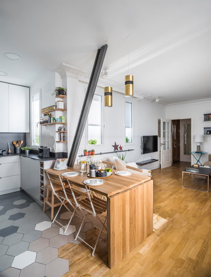 Tavolo da pranzo in legno naturale in cucina
