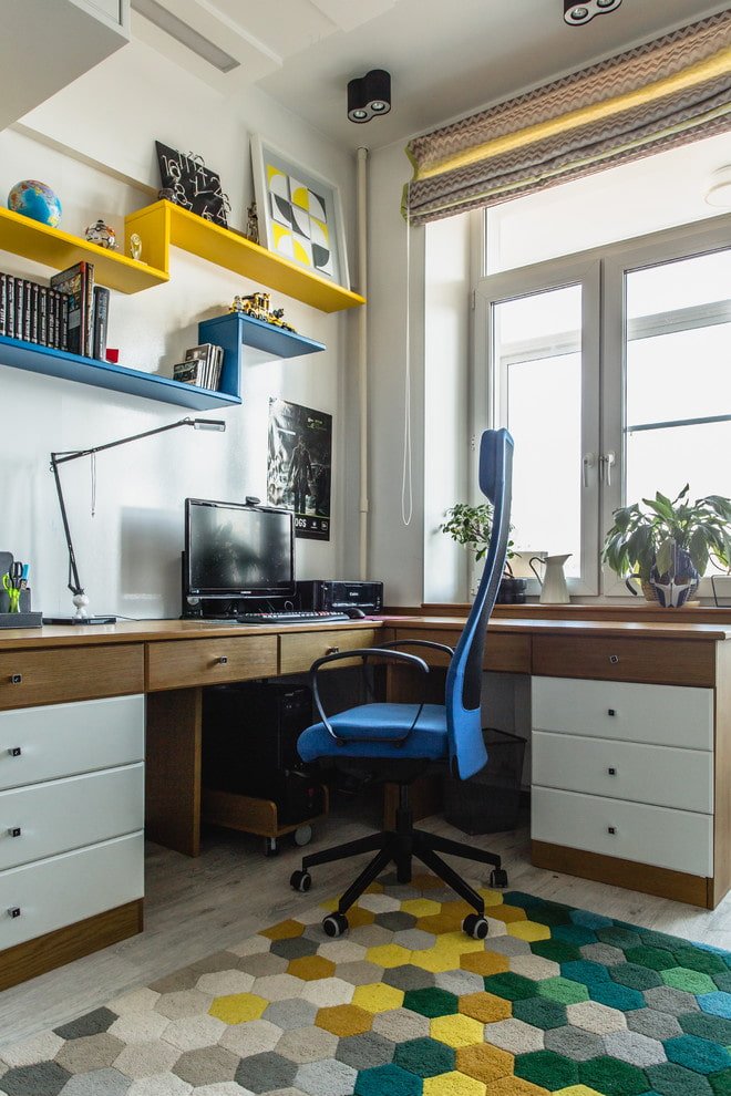 scrivania per computer angolare