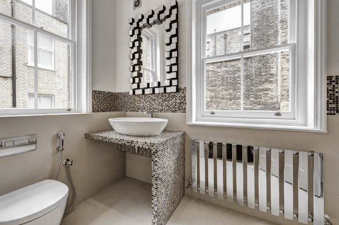 piano di lavoro a mosaico nel bagno