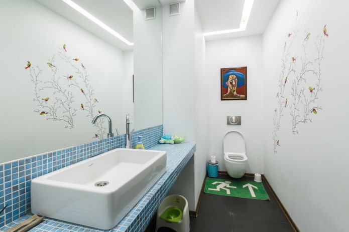 piano di lavoro a mosaico nel bagno