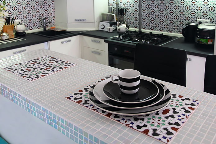 piano di lavoro a mosaico in cucina