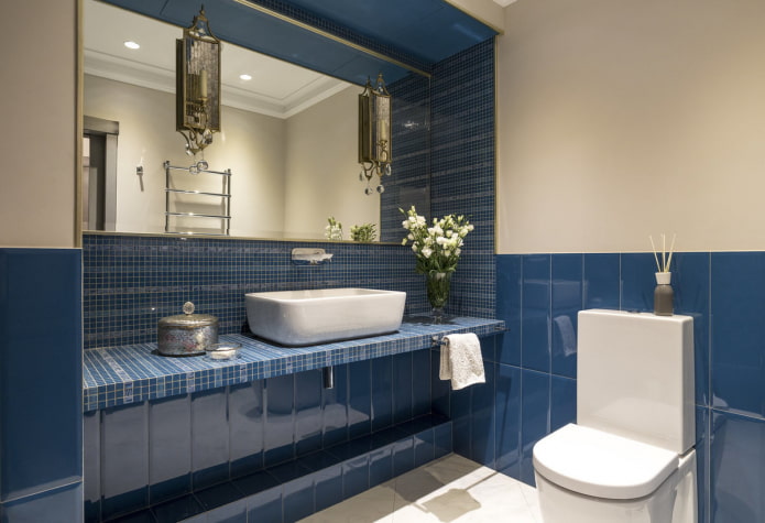 piano di lavoro in piastrelle blu all'interno