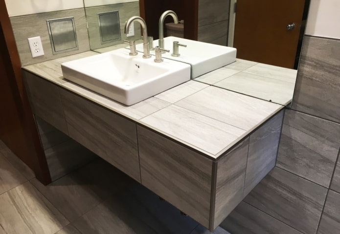 piano di lavoro in piastrelle di ceramica all'interno