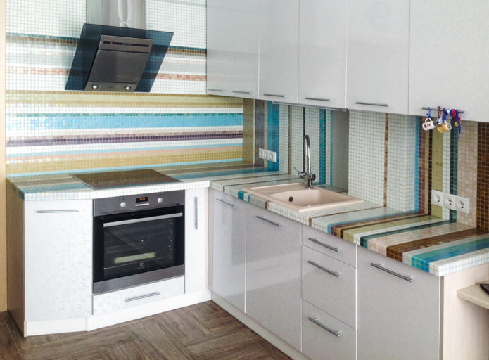 piano di lavoro in piastrelle multicolori all'interno