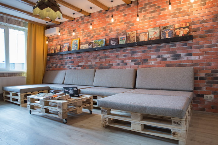 tavolo fatto di pallet in un interno in stile loft
