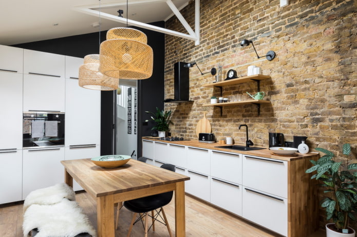 tavolo nell'interno della cucina in stile loft