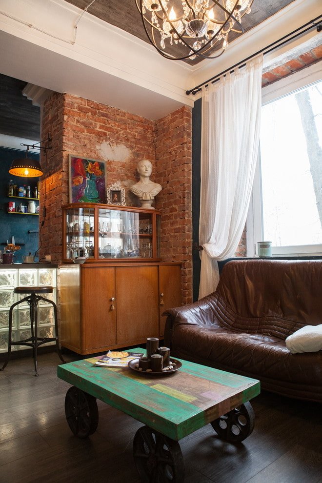 tavolino da caffè in un interno in stile loft