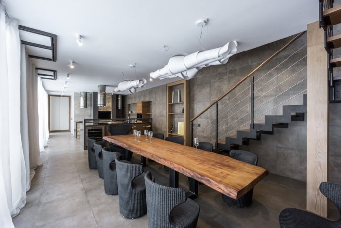 un lungo tavolo in un interno in stile loft