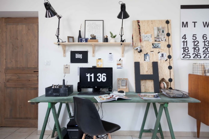 scrivania per computer in un interno in stile loft