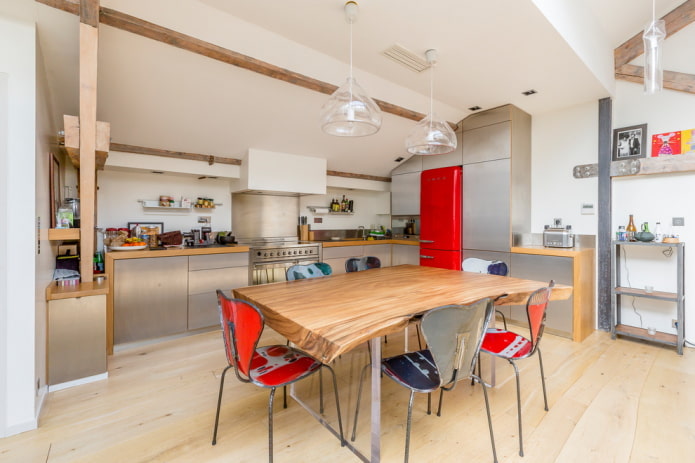 tavolo in lastra nell'interno in stile loft