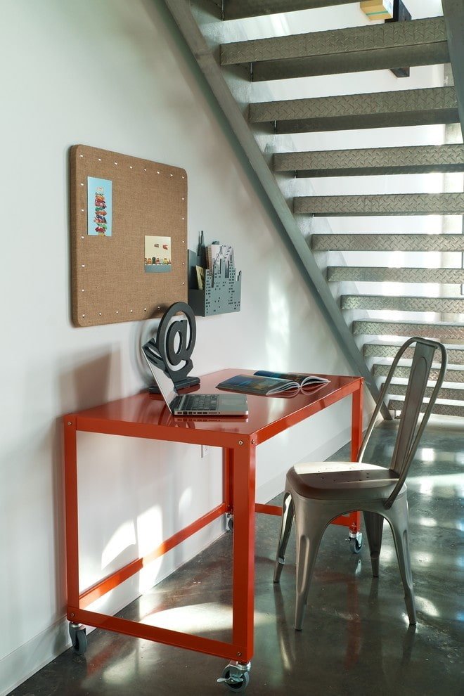 scrivania per computer in un interno in stile loft