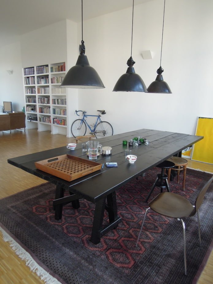 tavolo nero in un interno in stile loft