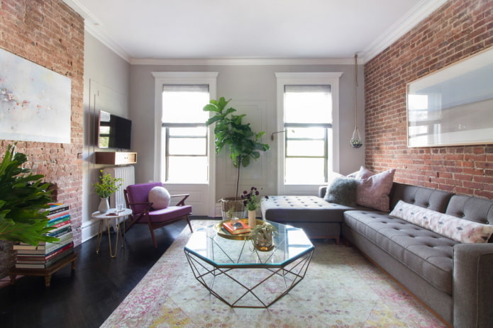tavolo in vetro in un interno in stile loft