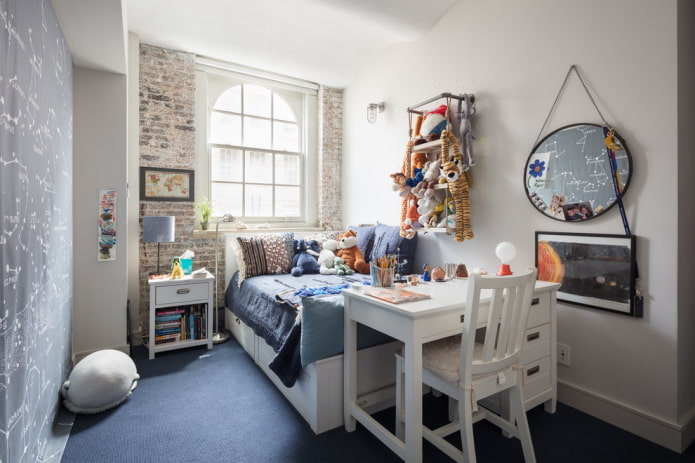 tavolo in una cameretta in stile loft
