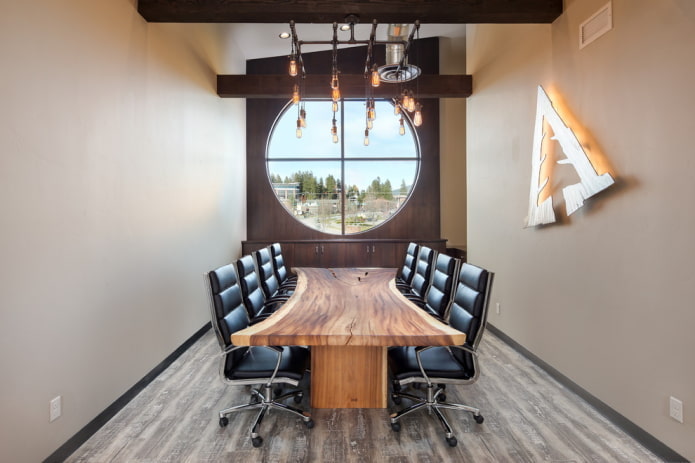 tavolo decorato in un interno in stile loft