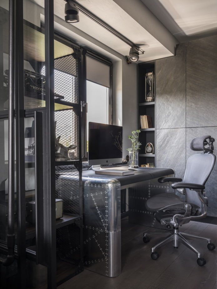 scrivania per computer in un interno in stile loft