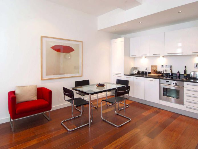pavimento laminato nell'interno della cucina