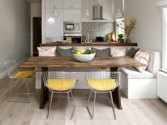 sedia nell'interno della cucina