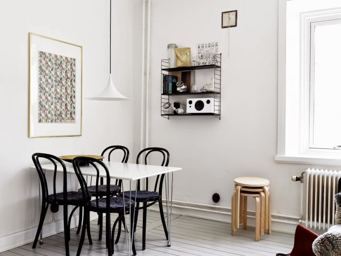 sedia nera nell'interno della cucina