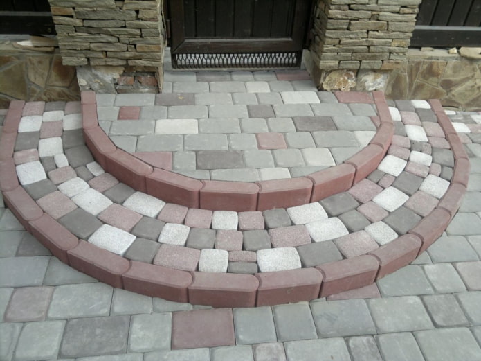 portico realizzato con lastre di pavimentazione colorate