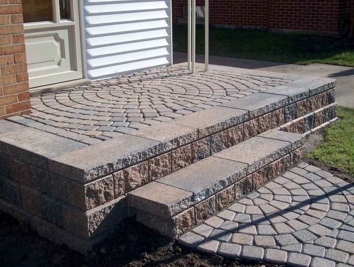 portico e strada di accesso realizzati con le stesse lastre di pavimentazione