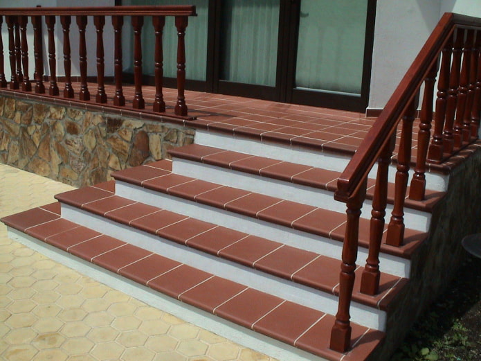scale in clinker rosso con alzate bianche