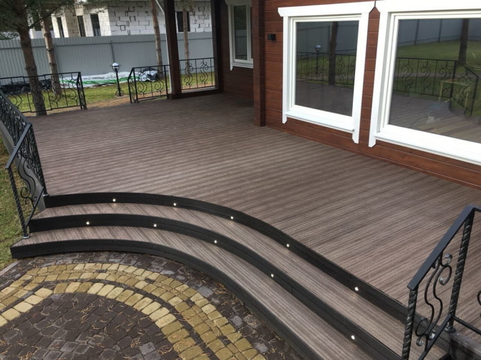 veranda in decking con illuminazione