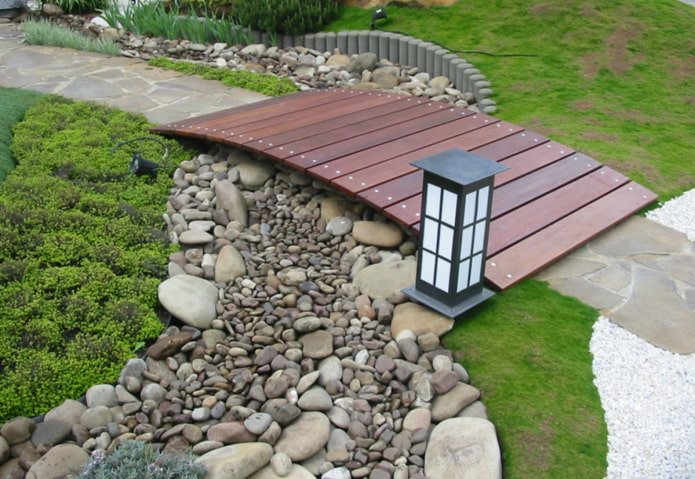 ponte di legno in giardino