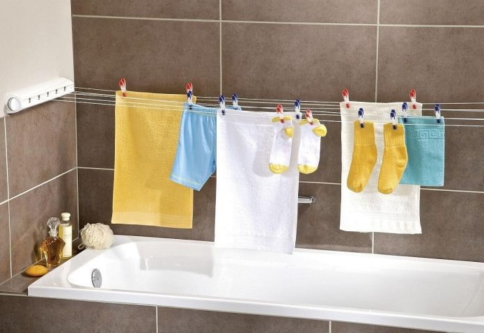 asciugatura sopra la vasca da bagno