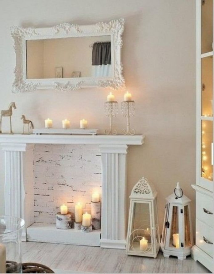 Candele in un finto camino