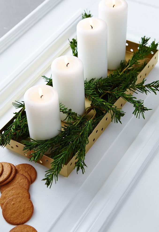Candele con rami di abete