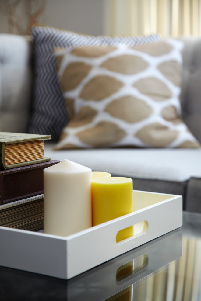 Vassoio con libri e candele