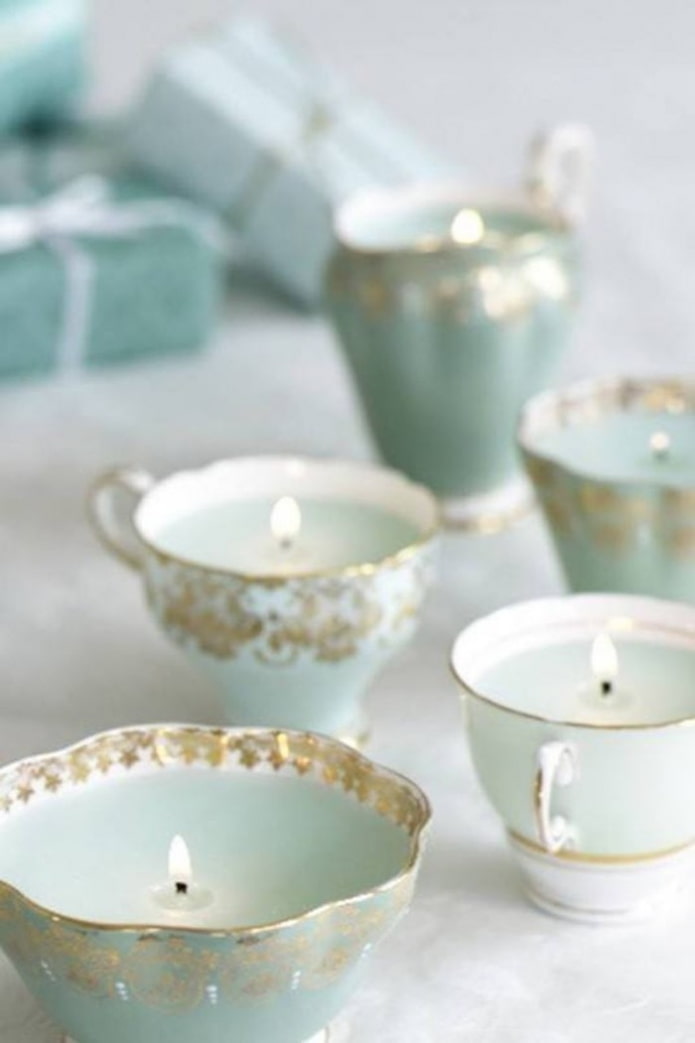 Candele in tazze
