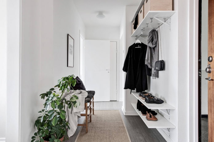 corridoio bianco in stile scandinavo