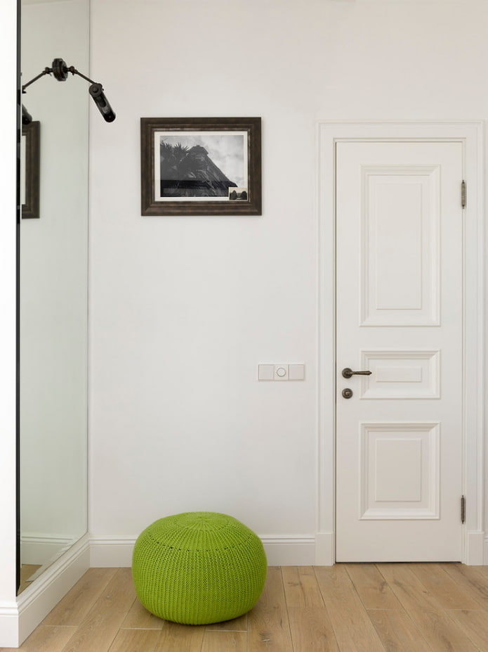 porte di colore chiaro in combinazione con pareti chiare