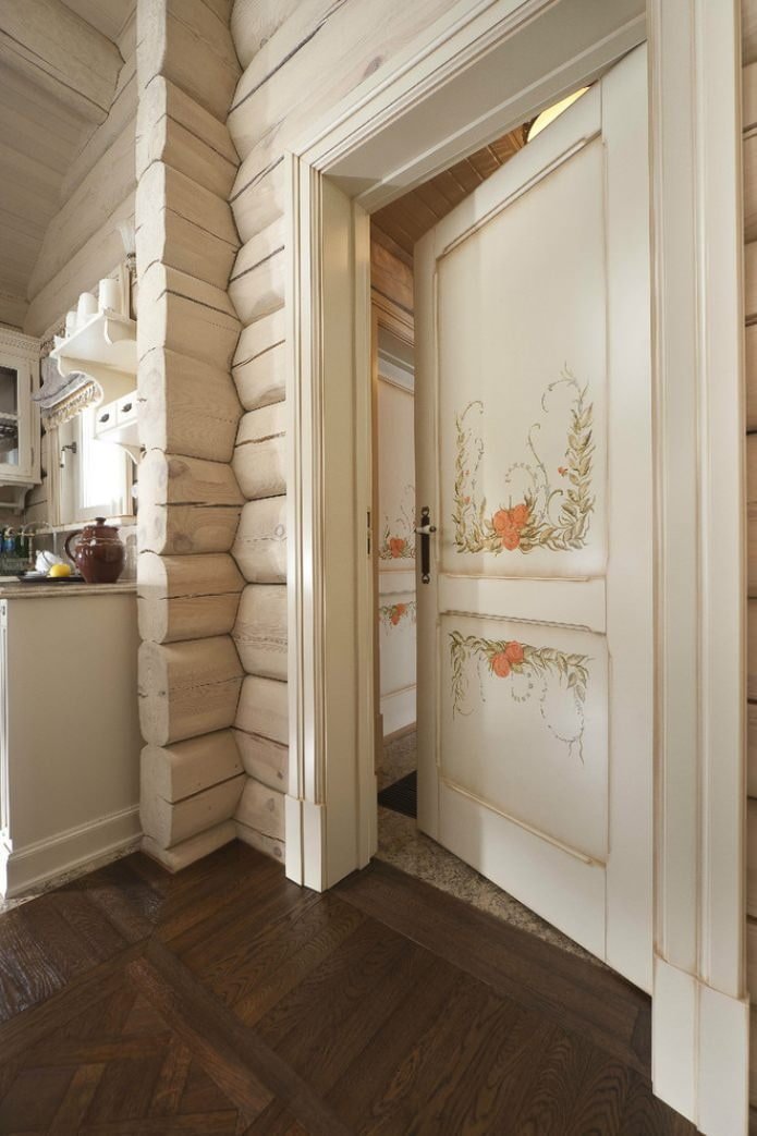 porte di colore chiaro con disegni all'interno