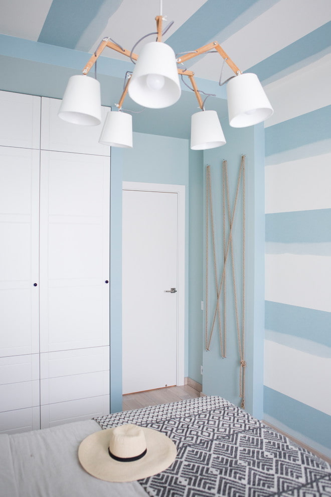 porte di colore chiaro in combinazione con pareti chiare