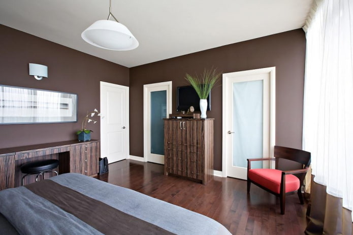 porte chiare in combinazione con pareti scure