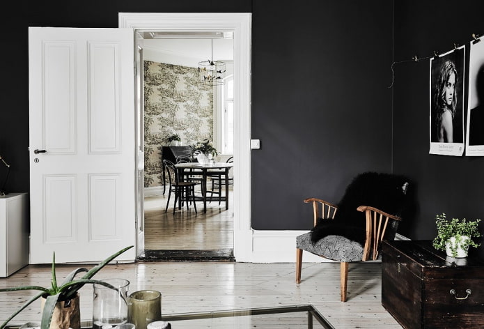 porte chiare in combinazione con pareti scure