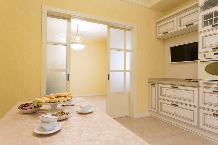 porte chiare in cucina