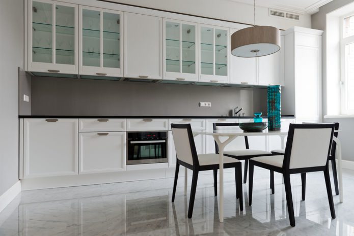 piastrelle chiare nell'interno della cucina