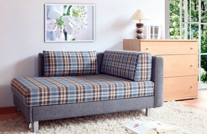 pouf con rivestimento a quadri all'interno
