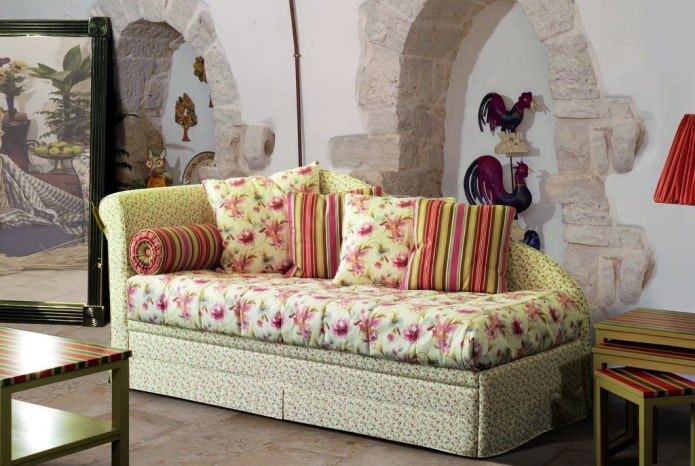pouf per interni in stile provenzale