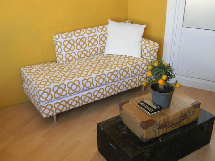 pouf con rivestimento con motivi all'interno