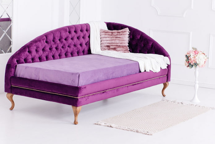 pouf con gambe all'interno