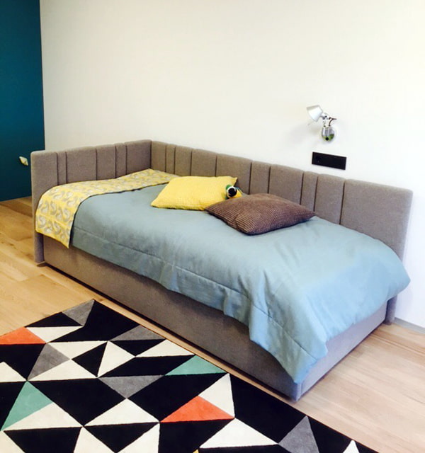 pouf marrone all'interno
