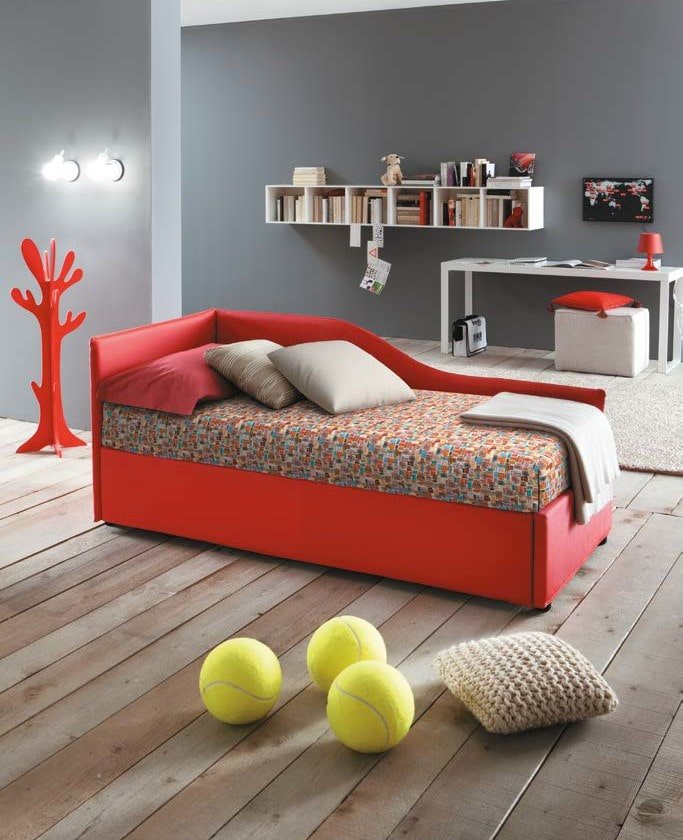 pouf rosso all'interno