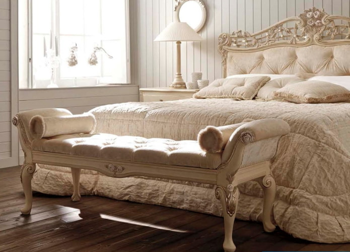 pouf vicino al letto nell'interno