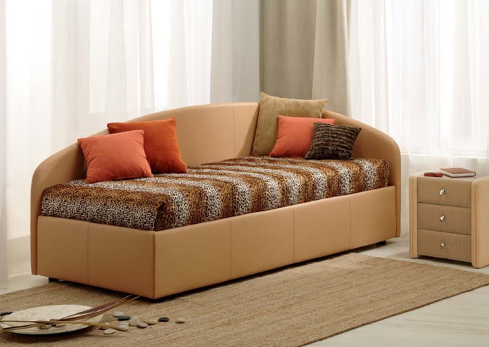 pouf vicino alla finestra nell'interno